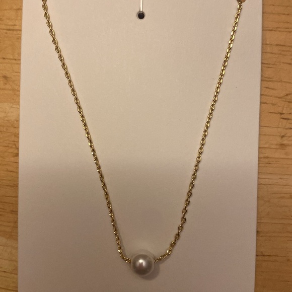 Gold plated and faux pearl adjustable necklace. 16- 18 inches NWT - Picture 4 of 4